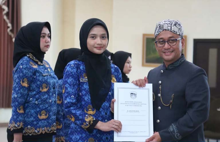 Lantik 36 PNS Baru, Bupati Cecep Instruksikan Kepala SKPD Kawal Target Kinerja ASN